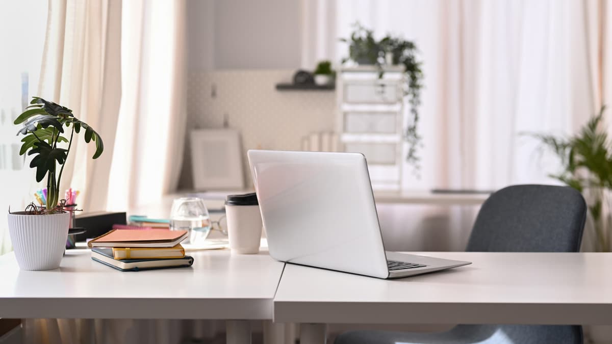 laptop-on-the-table